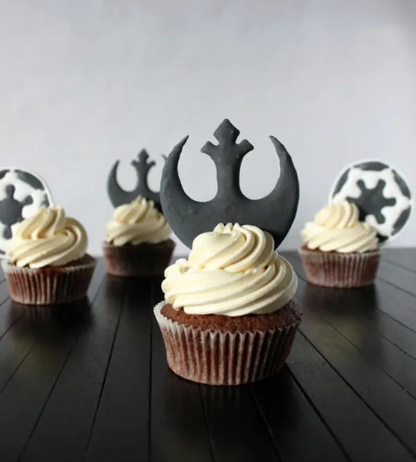 Gallactic Empire and Rebel Alliance Emblems Cupcakes