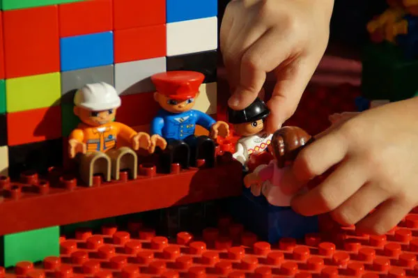 Intrapersonal Learning Style boy playing with Duplo