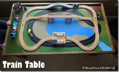 Table de train en carton peint